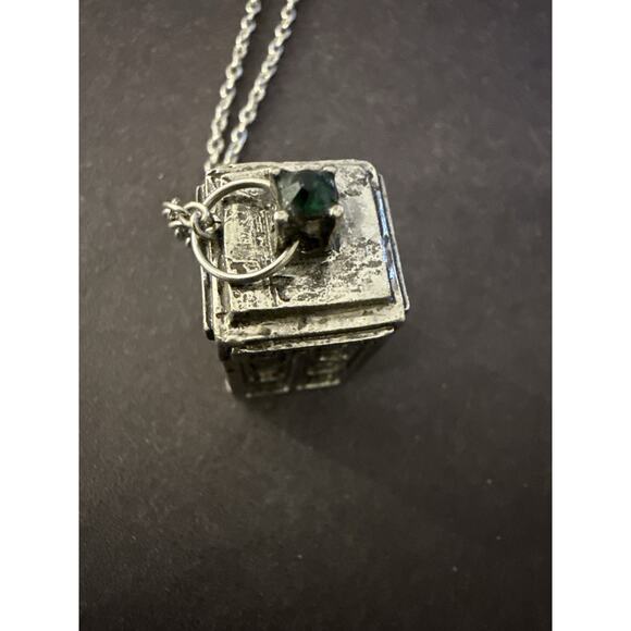 VTG Police Box TARDIS Style Necklace Silver Tone Pendant Dr Who Fan Unmarked - Picture 2 of 4